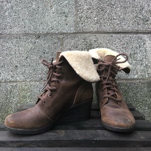 Sherpa-lined UGG Wedge Boot - Size 7